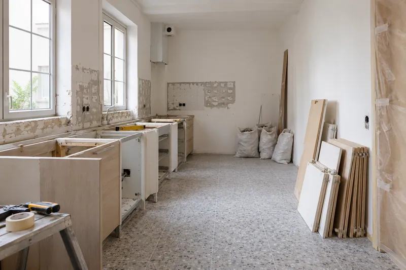 Visualización conceptual IA: Retirada de muebles y revestimientos al comienzo de una reforma de cocina.