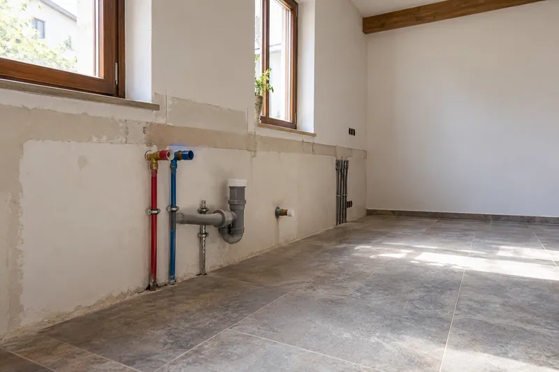 Visualización conceptual IA: Tuberías de suministro y desagüe durante la renovación de una cocina.